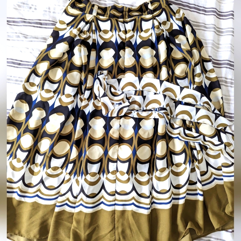 H and M pleated skirt with pockets